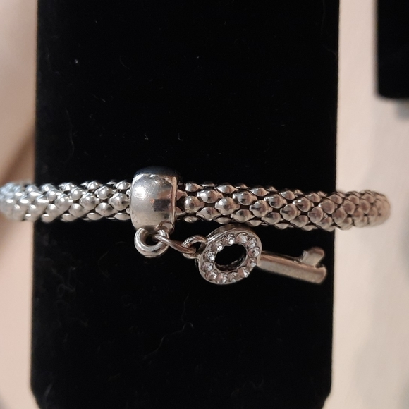 COPY - Bracelets - Picture 2 of 8